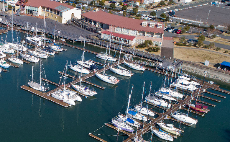 <span>【愛知県】三河みとマリーナ</span>海の持つ素晴らしさをたくさんの方に伝えたい！と願いを込め平成5年10月に三河湾(愛知県豊川市)にオープンしました。