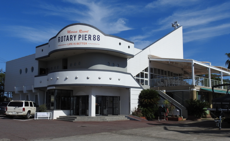 <span>【滋賀県】ROTARY PIER 88</span>琵琶湖でウェイクサーフィンに挑戦！ボリューム満点のカリフォルニアテイスト溢れるレストランも併設。